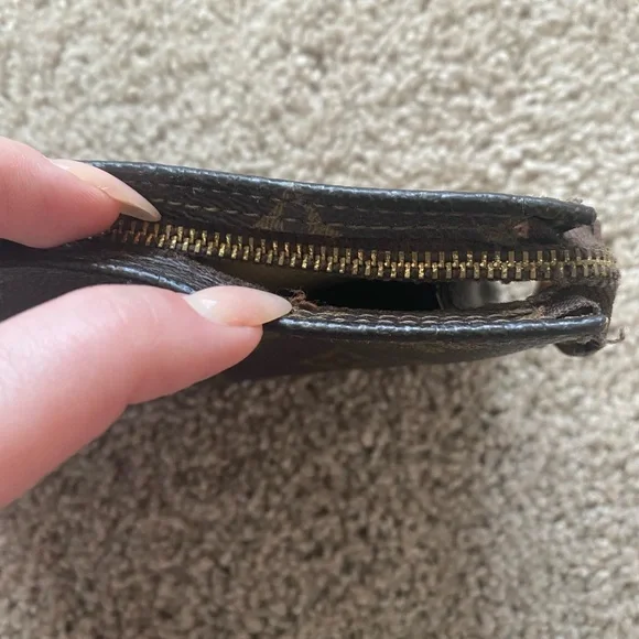 Price cut!  Louis Vuitton wallet. - Picture 4 of 6